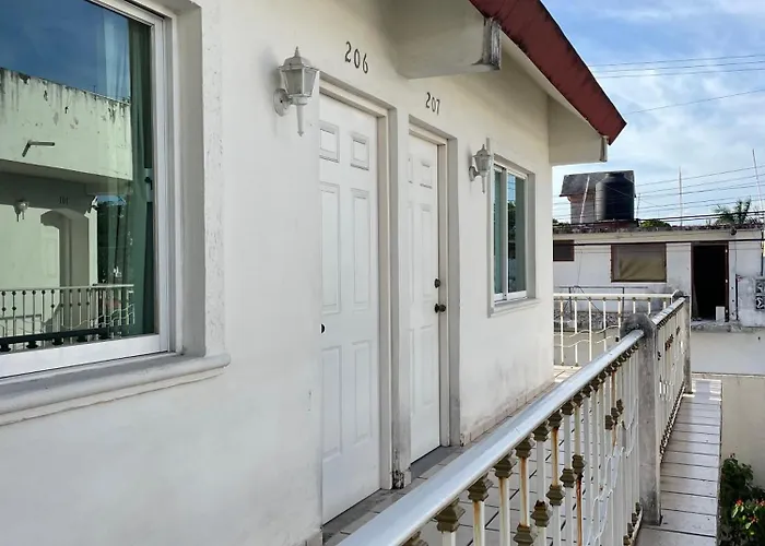 Hotel Dos Mundos, Isla